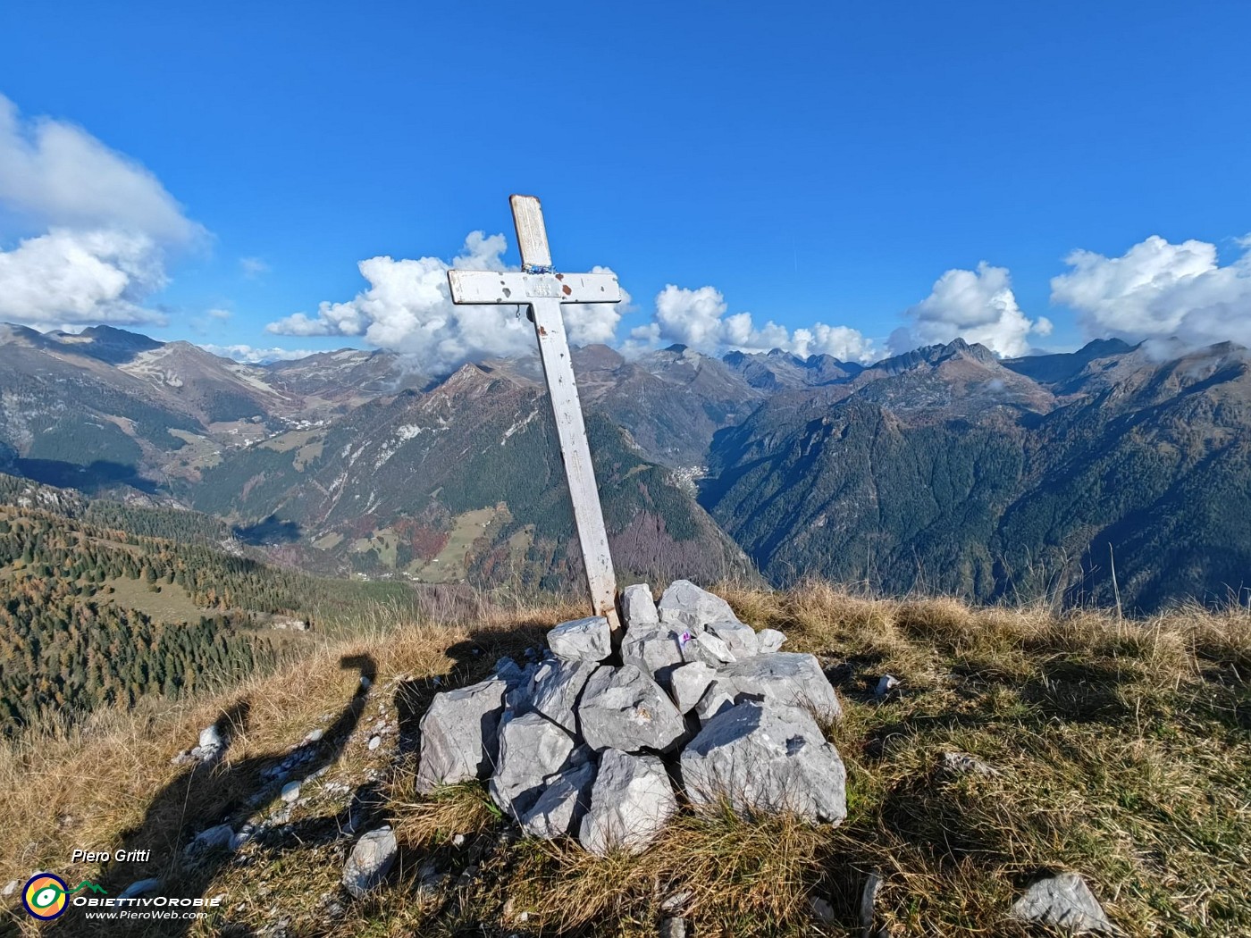 59 Alla croce di vetta del Pizzo Badile (2044 m).jpg